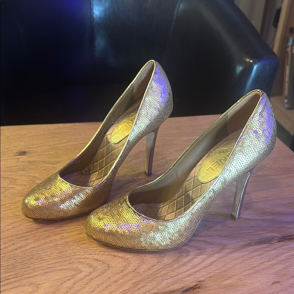 CHANEL Gold Metallic Heels with Pointed Toe - Picture 4 of 4